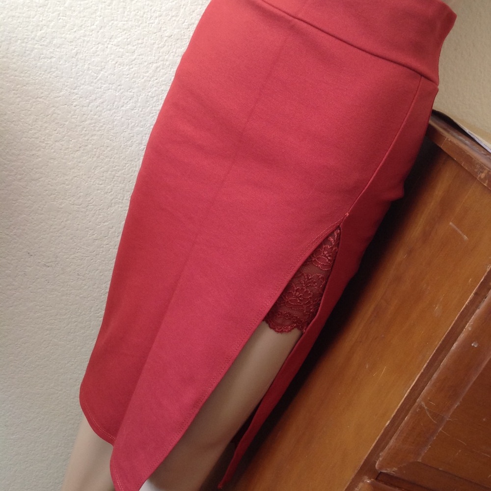 Maroon mid length skirt with slit up the side I034